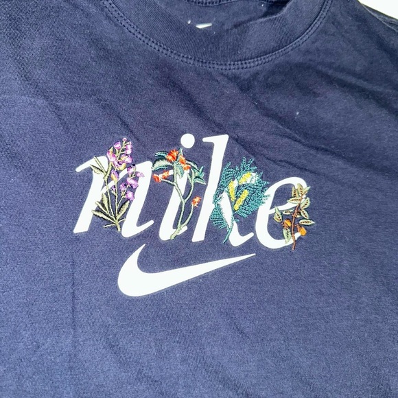 Nike Sportswear Navy T-Shirt Women’s Medium Short Sleeve Top Flowers Floral - Picture 5 of 5